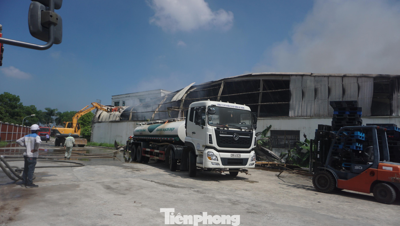 Xe môi trường được huy động để tiếp nước chữa cháy.