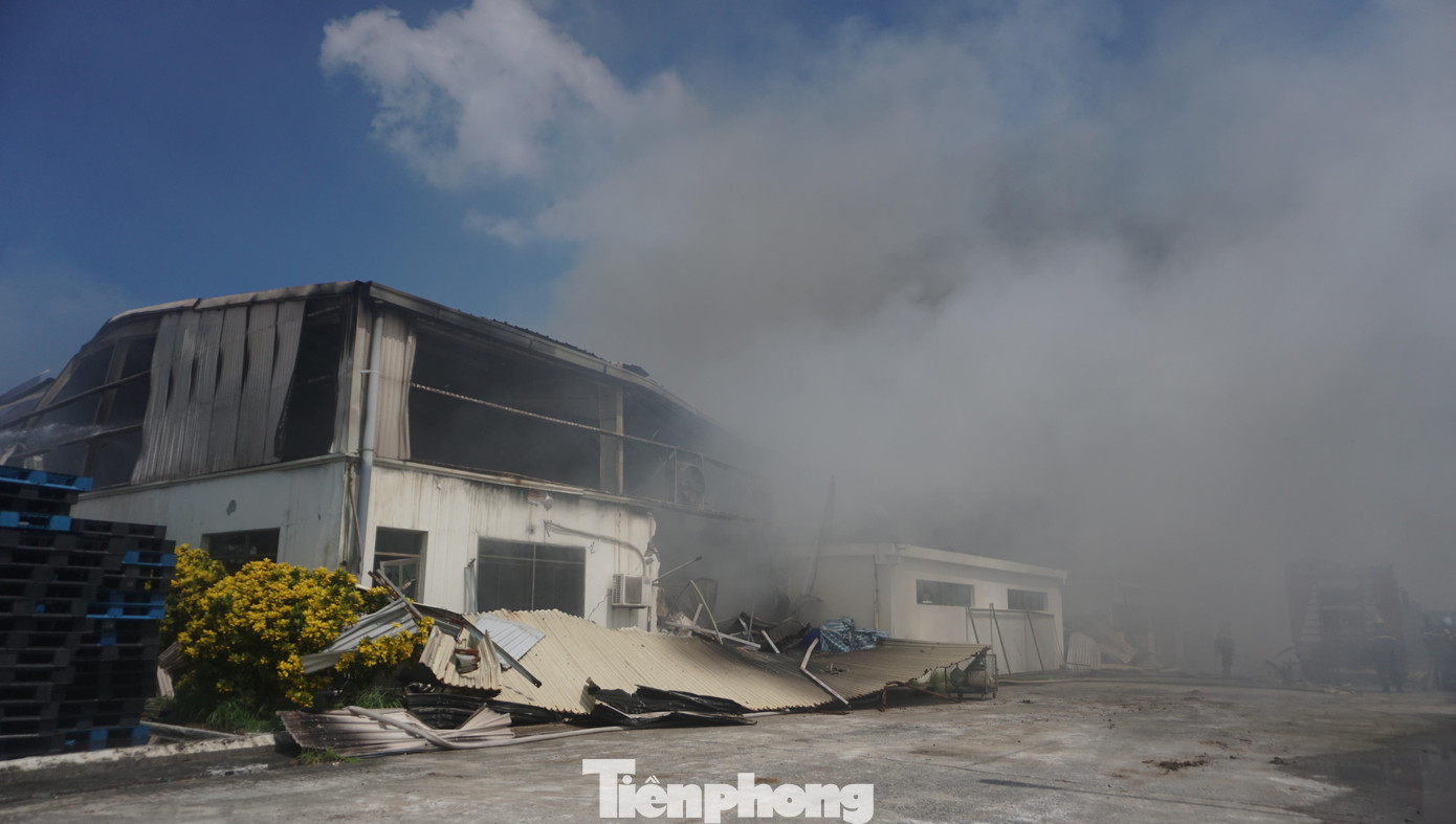 Mái tôn bị biến dạng do nhiệt.