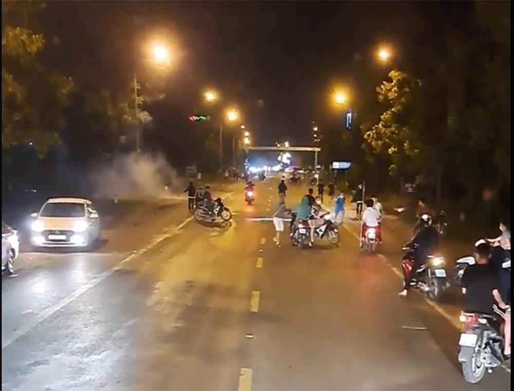 Nhóm thanh niên ném "bom xăng" vào nhau.