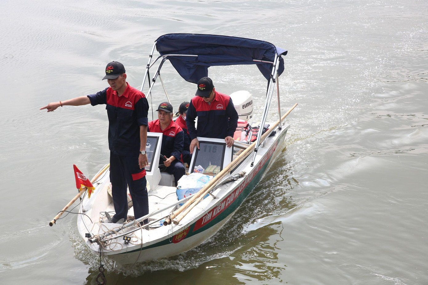 Cano tìm kiếm cô gái mất tích.