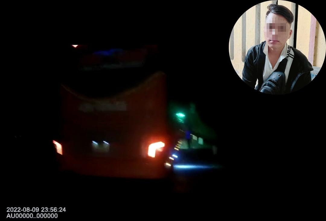 Tổ công tác CSGT dừng xe kiểm tra.