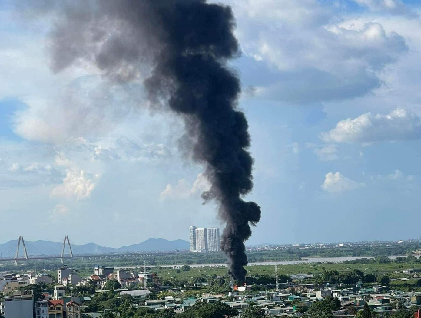 Người dân chụp lại hình ảnh vụ cháy.