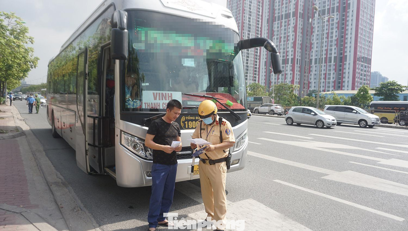 Lực lượng CSGT xử lý xe khách vi phạm trên đường Phạm Hùng (Nam Từ Liêm, Hà Nội) Lực lượng CSGT xử lý xe khách vi phạm trên đường Phạm Hùng (Nam Từ Liêm, Hà Nội)
