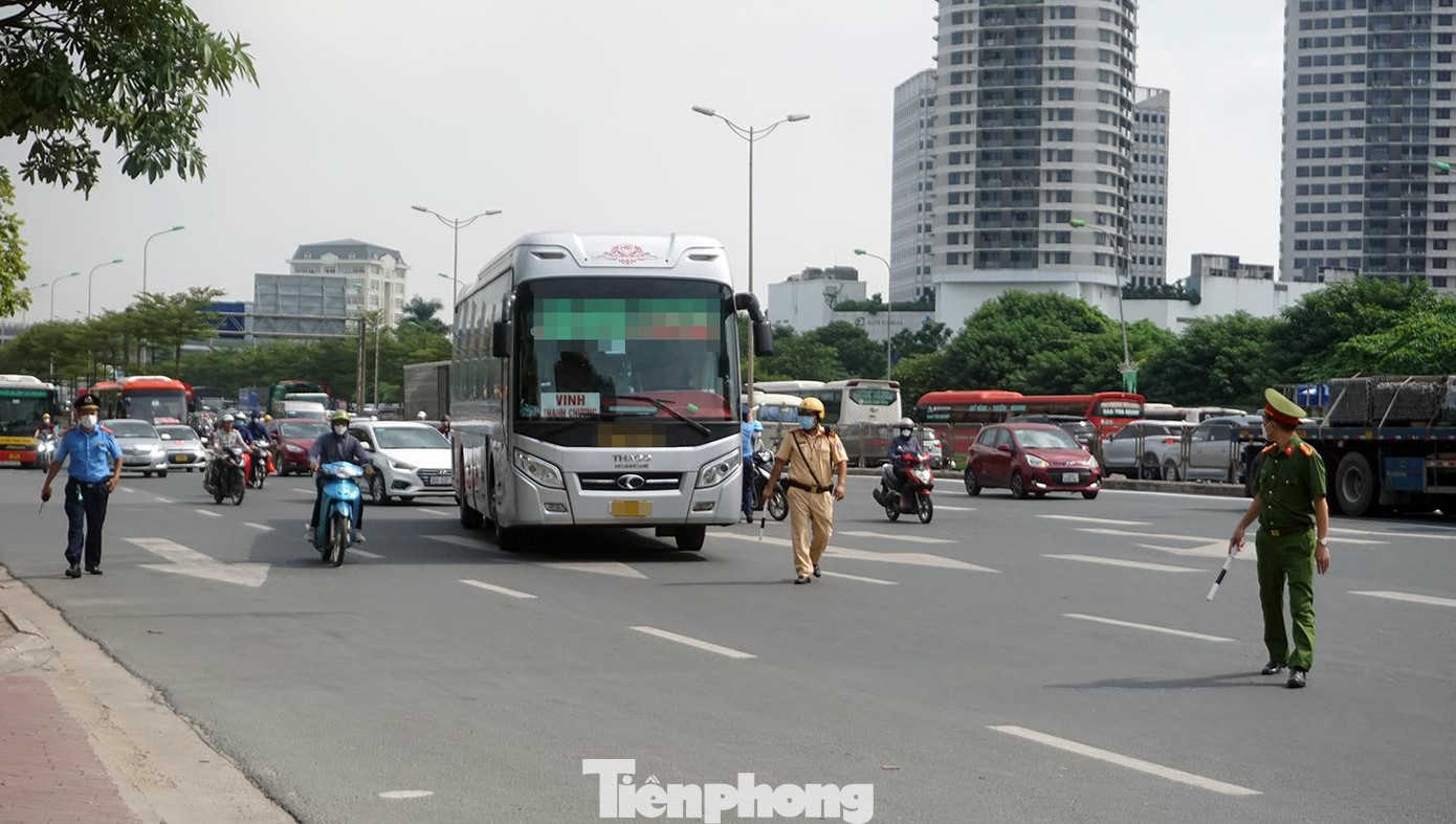 Lực lượng chức năng xử lý vi phạm.
