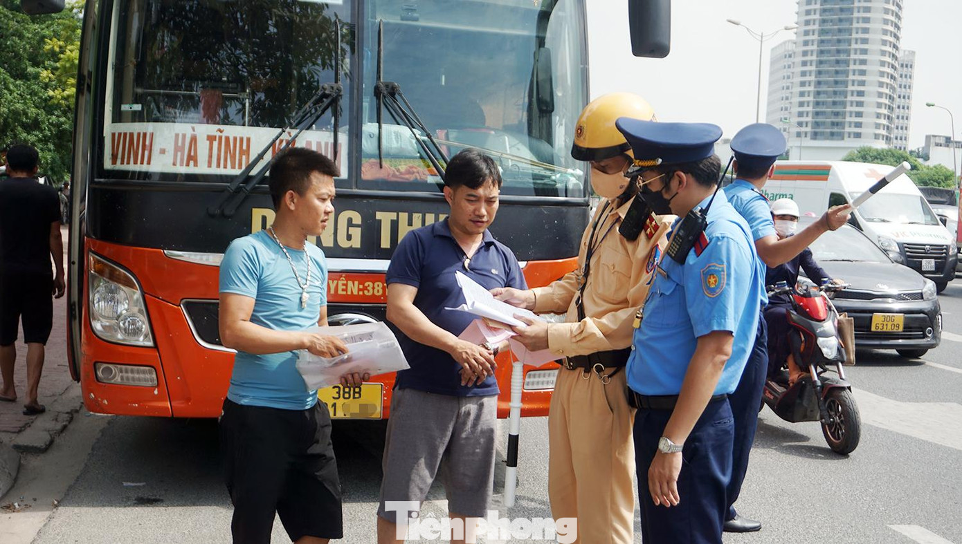 Tổ công tác dừng kiểm tra xe khách trên đường.