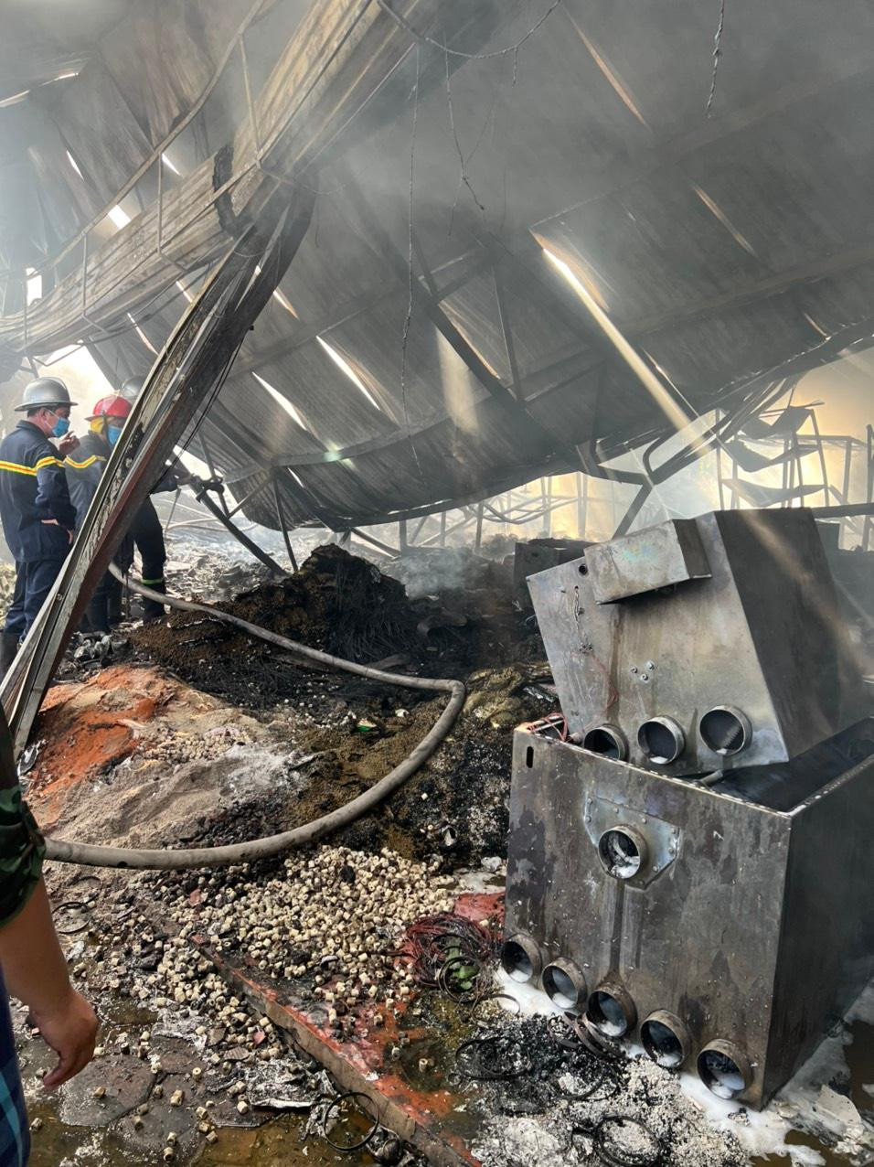 Vật liệu, thiết bị bể cá bị hư hỏng.