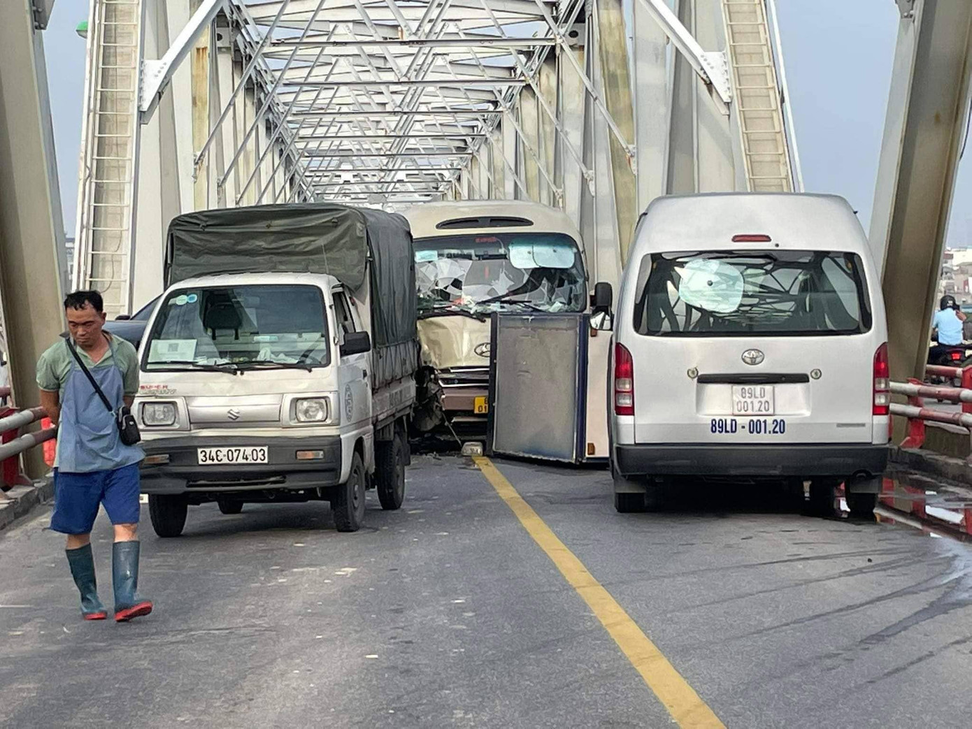 Tại hiện trường nhiều xe ô tô bị hư hỏng. Tại hiện trường nhiều xe ô tô bị hư hỏng.