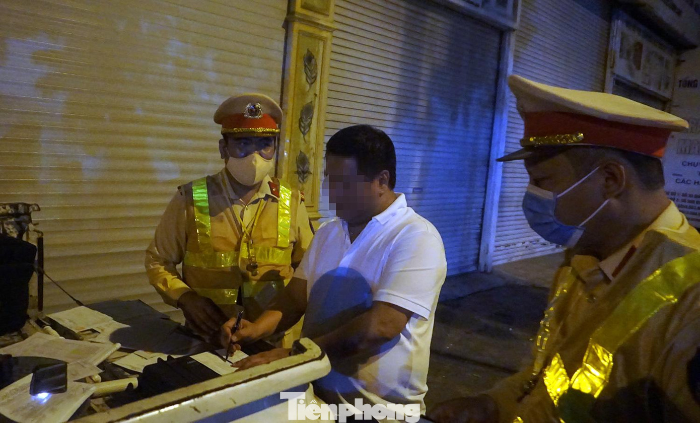 Ông T. ký biên bản vi phạm.