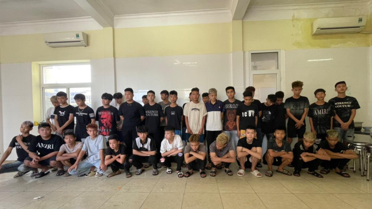 Nhóm thanh thiếu niên hỗn chiến gây náo loạn đường phố.