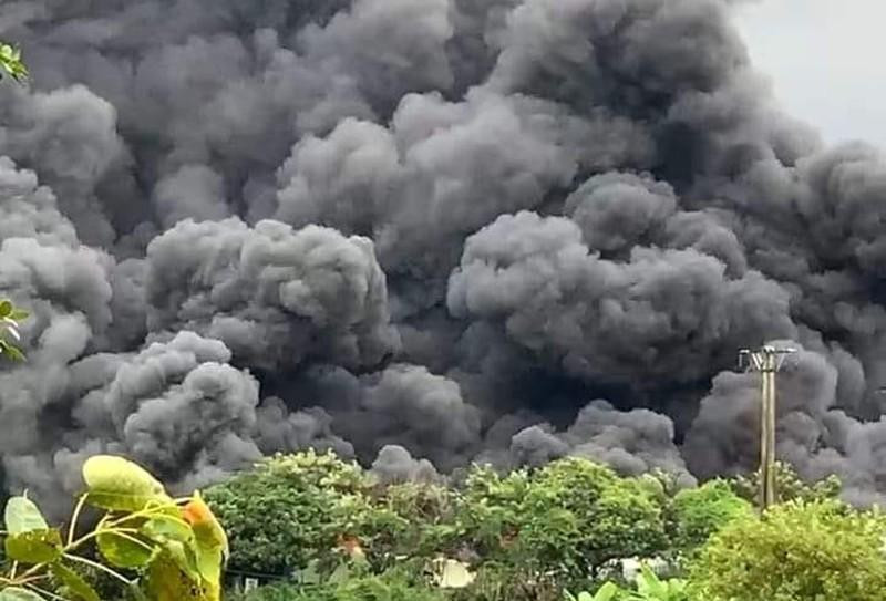 Cột khói bốc lên từ vụ cháy.