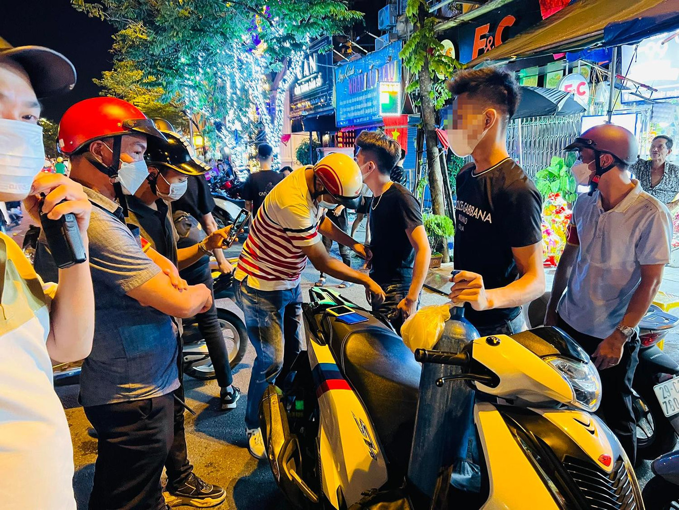 Nam thanh niên chở theo bình khí cười bị tổ công tác kiểm tra. Nam thanh niên chở theo bình khí cười bị tổ công tác kiểm tra.