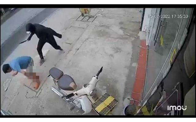 Hình ảnh camera ghi lại đối tượng Đăng chém đứt chân ông H.