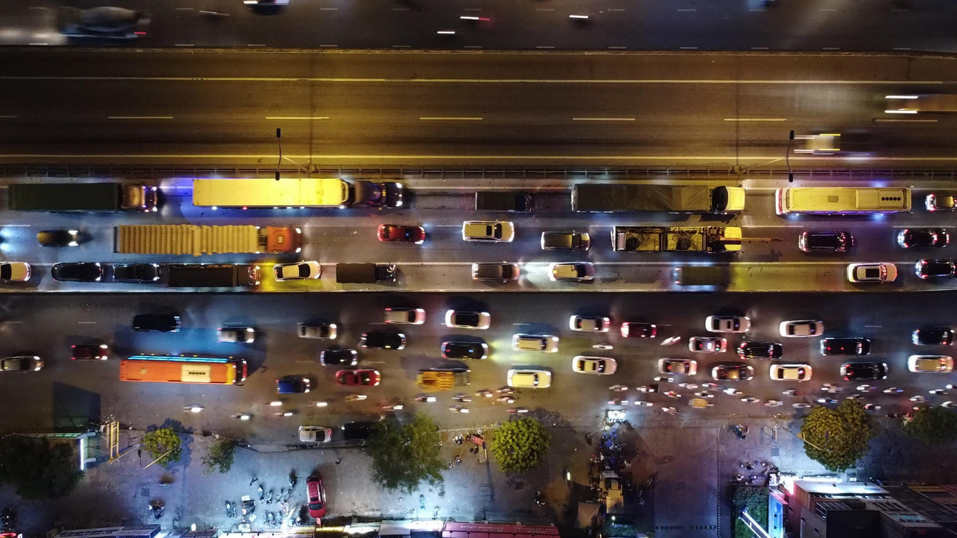 Trong khi đó hướng ngược lại các phương tiện di chuyển bình thường. Trong khi đó hướng ngược lại các phương tiện di chuyển bình thường.