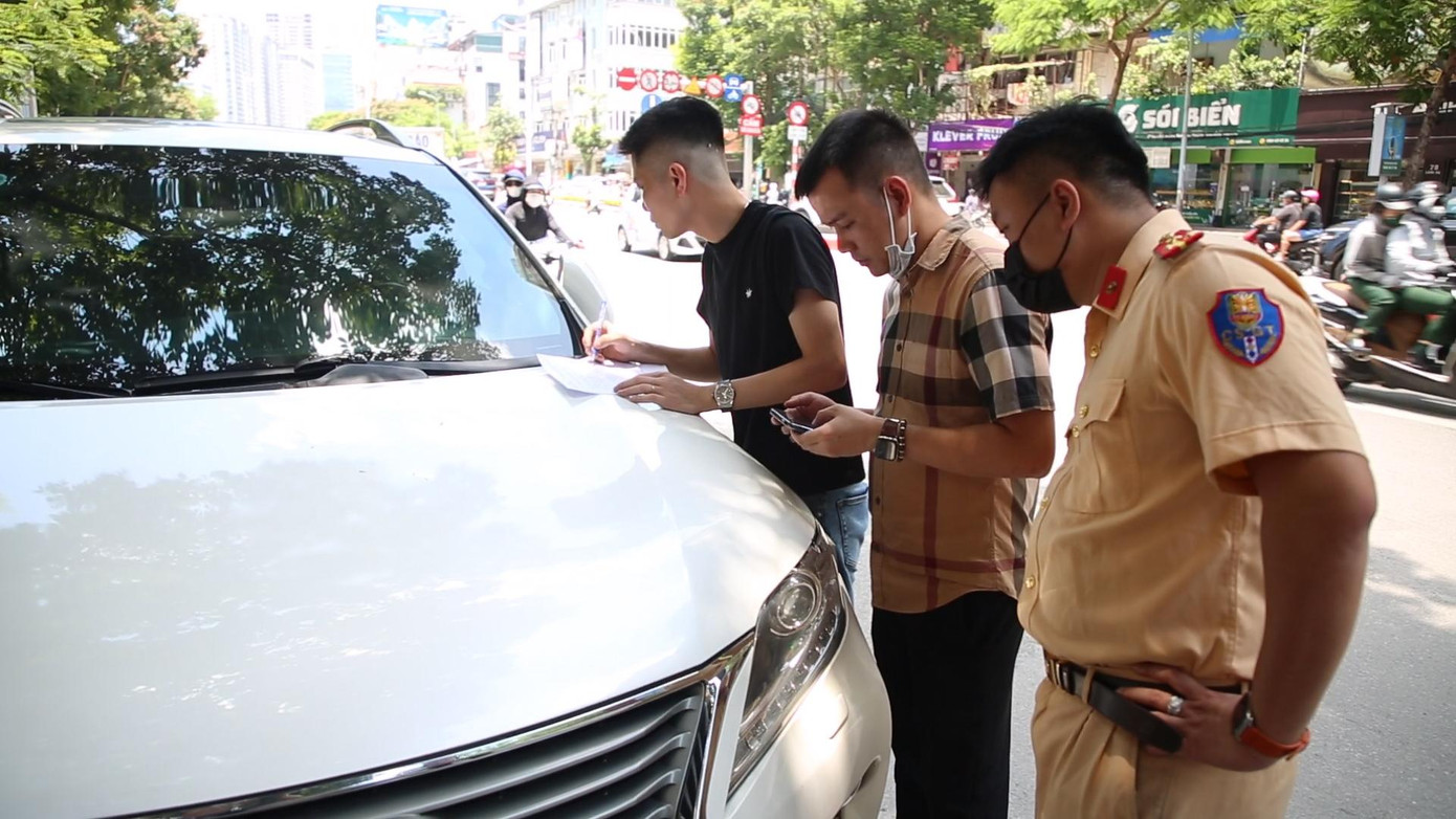 Lực lượng chức năng phát hiện và kiểm tra thông tin xe. Lực lượng chức năng phát hiện và kiểm tra thông tin xe.