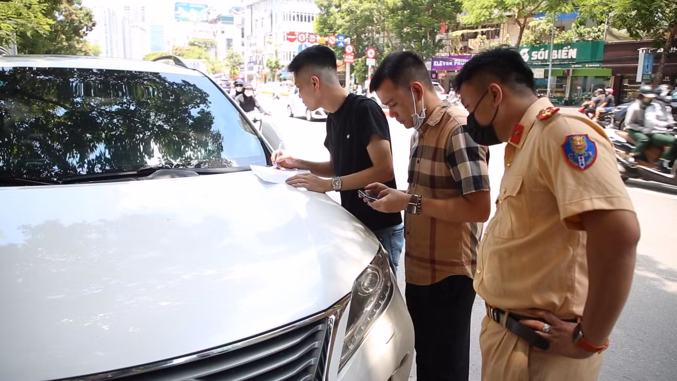 Lực lượng chức năng phát hiện và kiểm tra thông tin xe. Lực lượng chức năng phát hiện và kiểm tra thông tin xe.