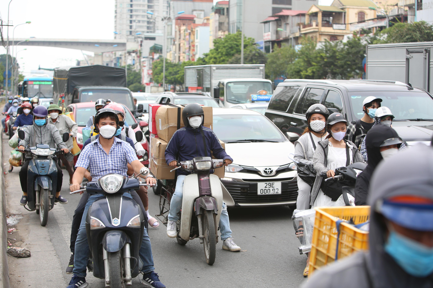 Nhiều người mất 5 -10 phút di chuyển qua ngã tư. Nhiều người mất 5 -10 phút di chuyển qua ngã tư.