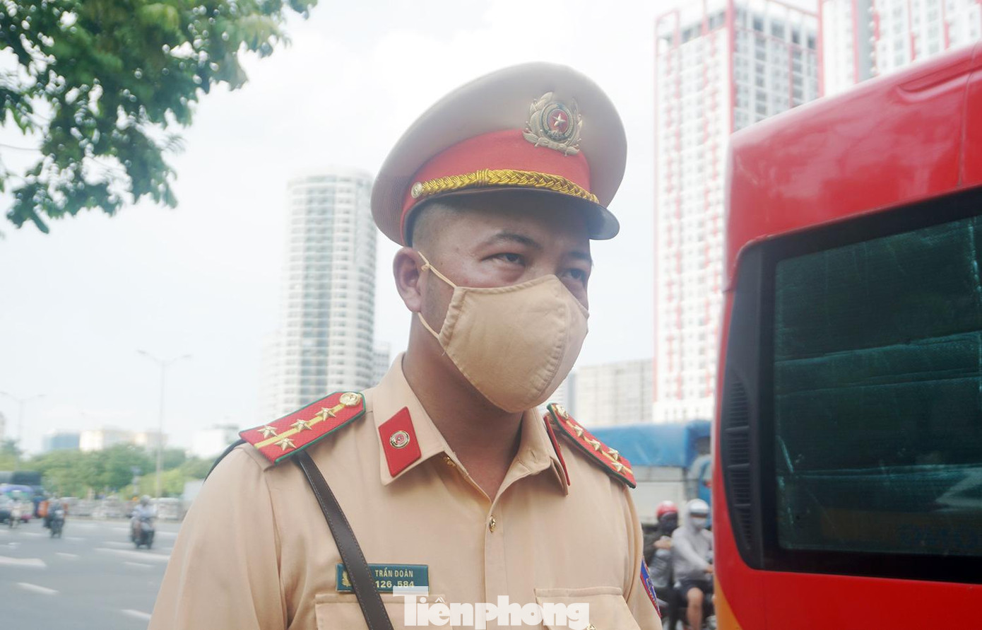 Đại úy Trần Đoàn chia sẻ với phóng viên. Đại úy Trần Đoàn chia sẻ với phóng viên.