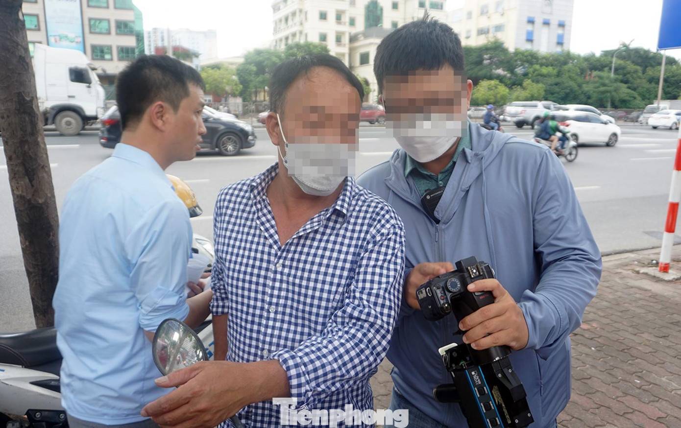 Tài xế được xem lại hình ảnh vi phạm trên máy chuyên dụng. Tài xế được xem lại hình ảnh vi phạm trên máy chuyên dụng.