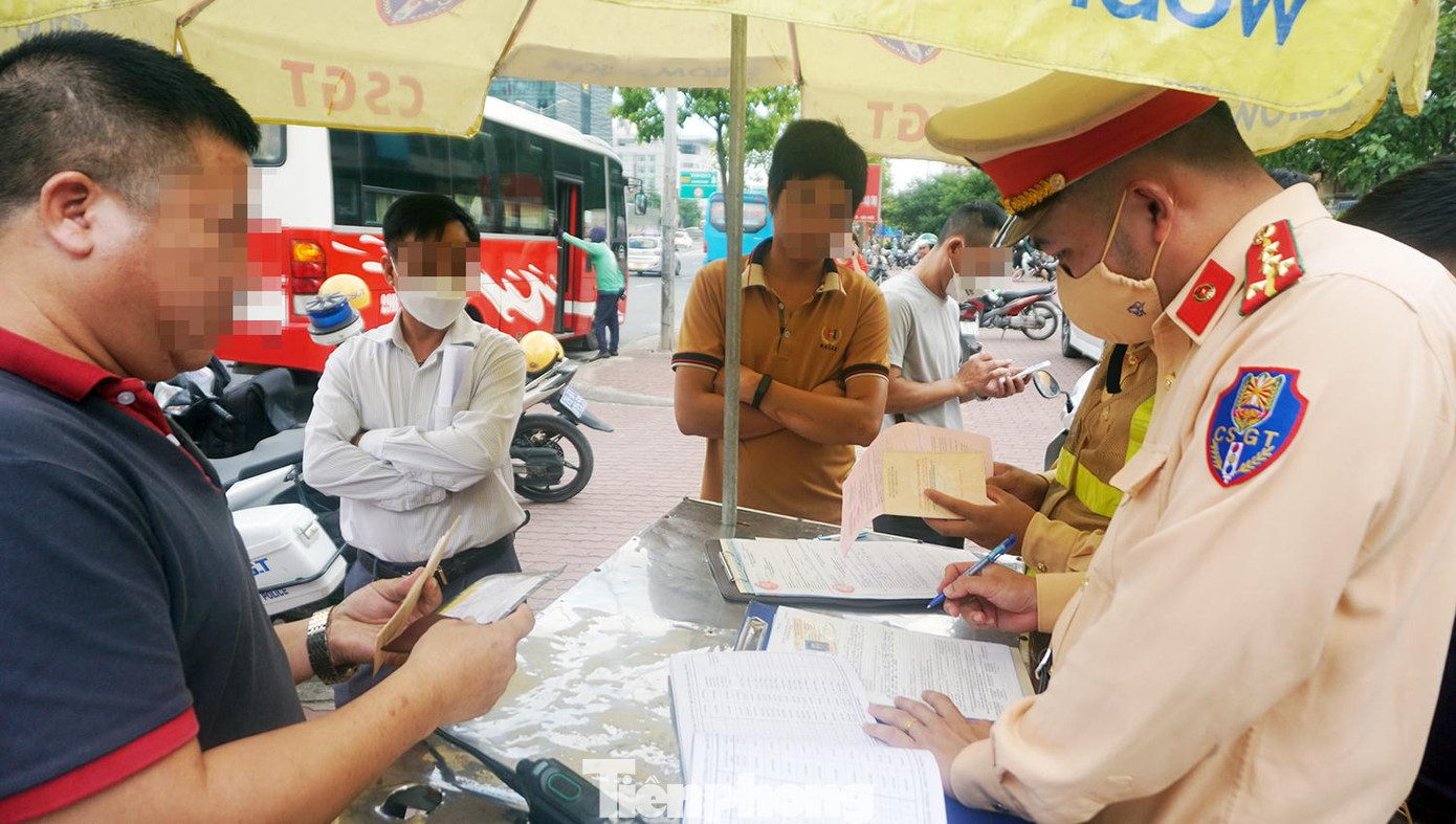 Tổ công tác lập biên bản xử phạt tài xế T. Tổ công tác lập biên bản xử phạt tài xế T.