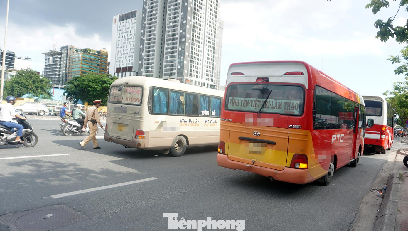 Loạt xe khách vi phạm bị dừng kiểm tra. Loạt xe khách vi phạm bị dừng kiểm tra.