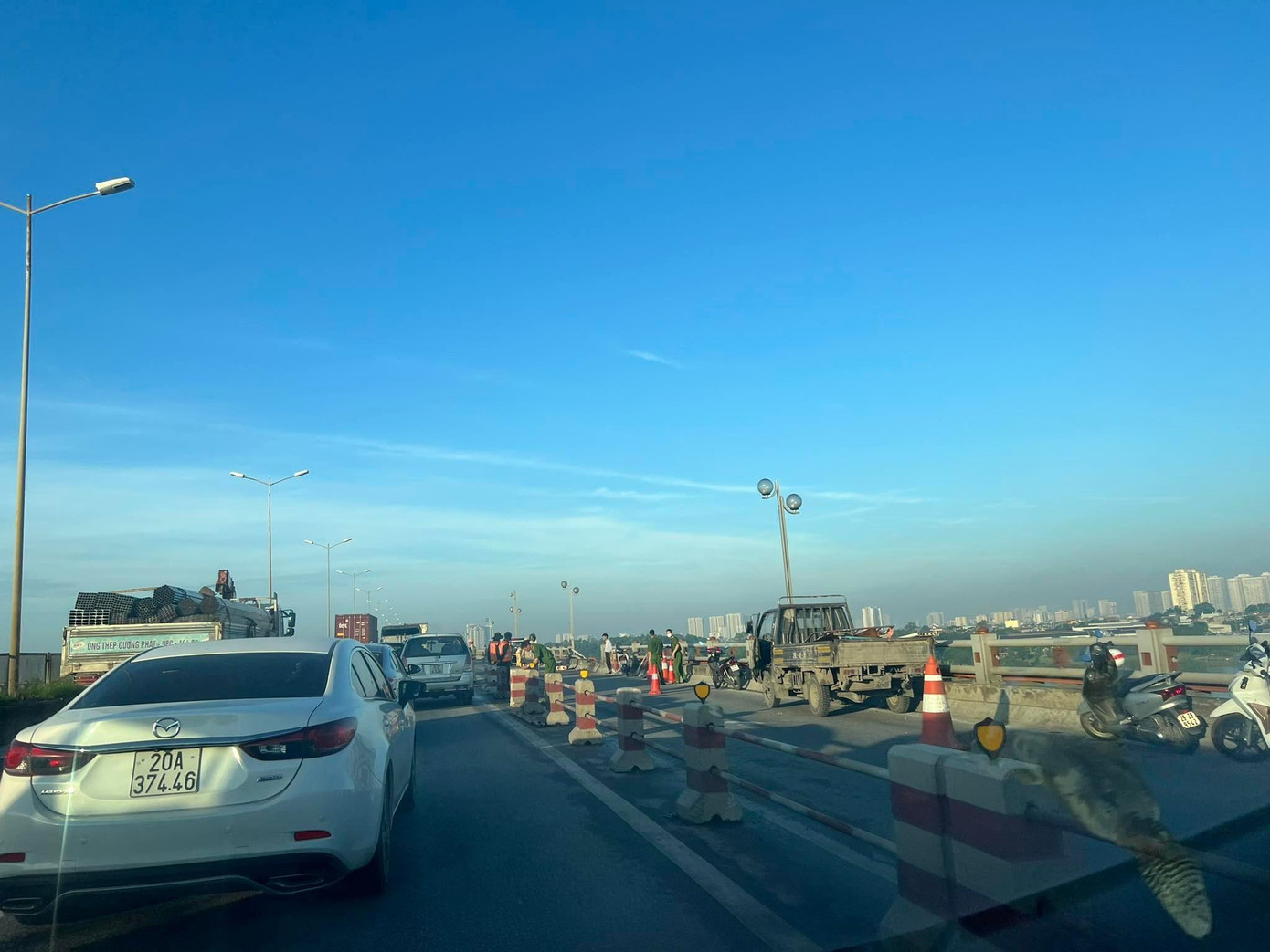 Lực lượng chức năng có mặt tại hiện trường.