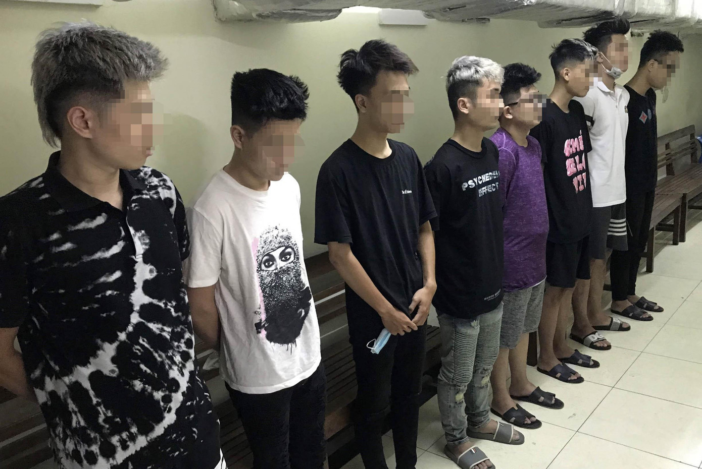Nhóm thanh thiếu niên bị tạm giữ. Nhóm thanh thiếu niên bị tạm giữ.