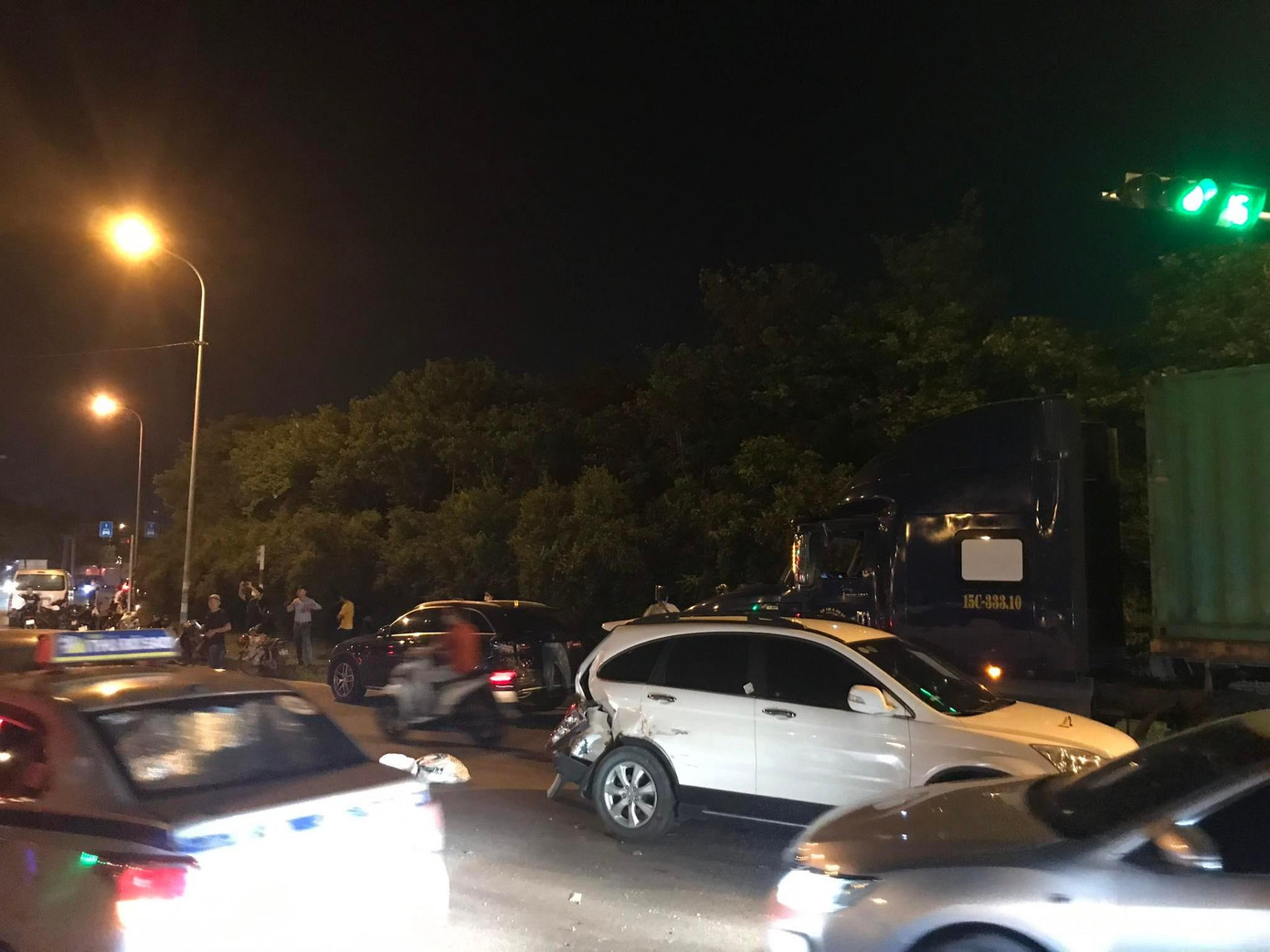 Xe ô tô bị hư hỏng trên đường. Xe ô tô bị hư hỏng trên đường.