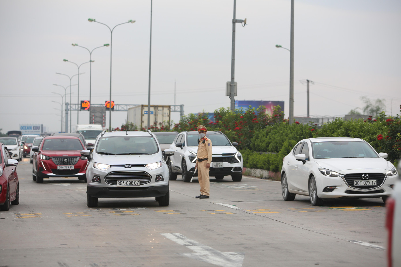 Phương tiện qua trạm thu phí cao tốc Pháp Vân - Cầu Giẽ bắt đầu tăng cao. Phương tiện qua trạm thu phí cao tốc Pháp Vân - Cầu Giẽ bắt đầu tăng cao.