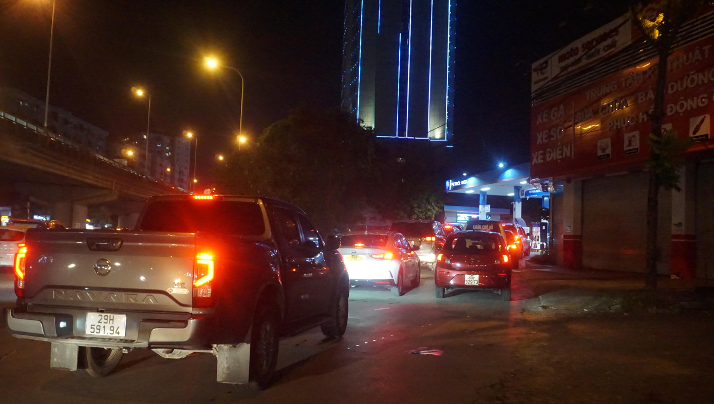 Tại các cây xăng, ô tô xếp hàng dài từ ngoài đường vào chờ đổ xăng. Tại các cây xăng, ô tô xếp hàng dài từ ngoài đường vào chờ đổ xăng.