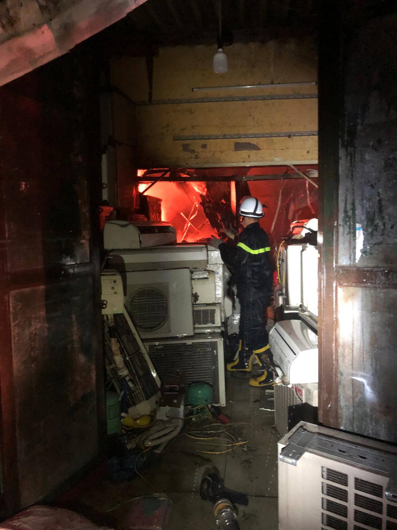 Cửa hàng sửa chữa điện lạnh. Cửa hàng sửa chữa điện lạnh.