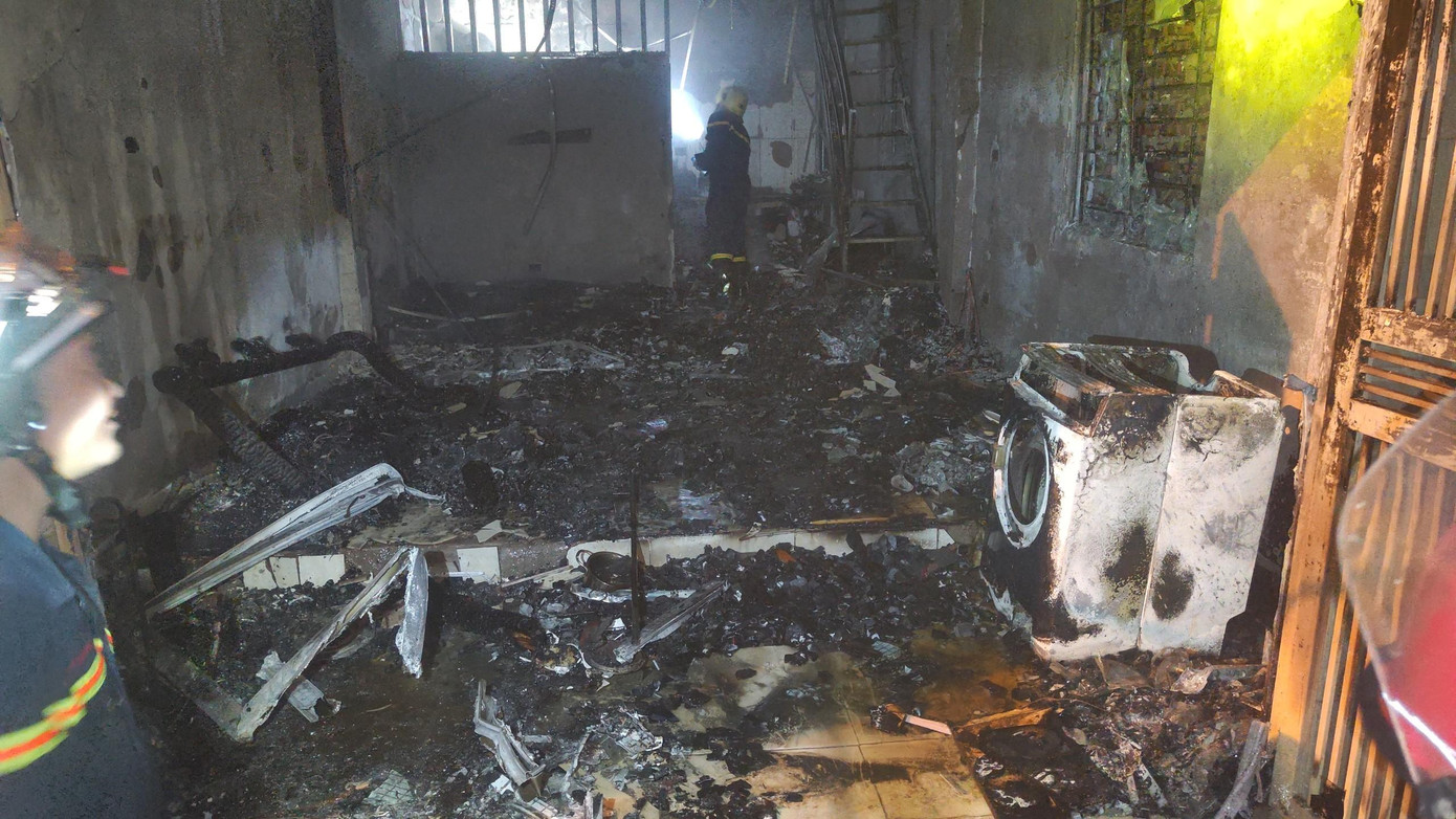 Lửa thiêu rụi toàn bộ đồ đạc bên trong ngôi nhà.