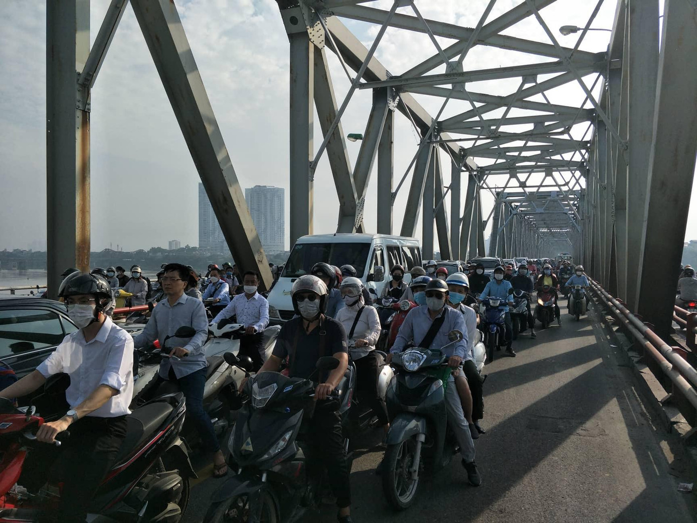 Xe máy, ô tô di chuyển chậm qua khu vực tai nạn. Ảnh: Thanh Hà Xe máy, ô tô di chuyển chậm qua khu vực tai nạn. Ảnh: Thanh Hà