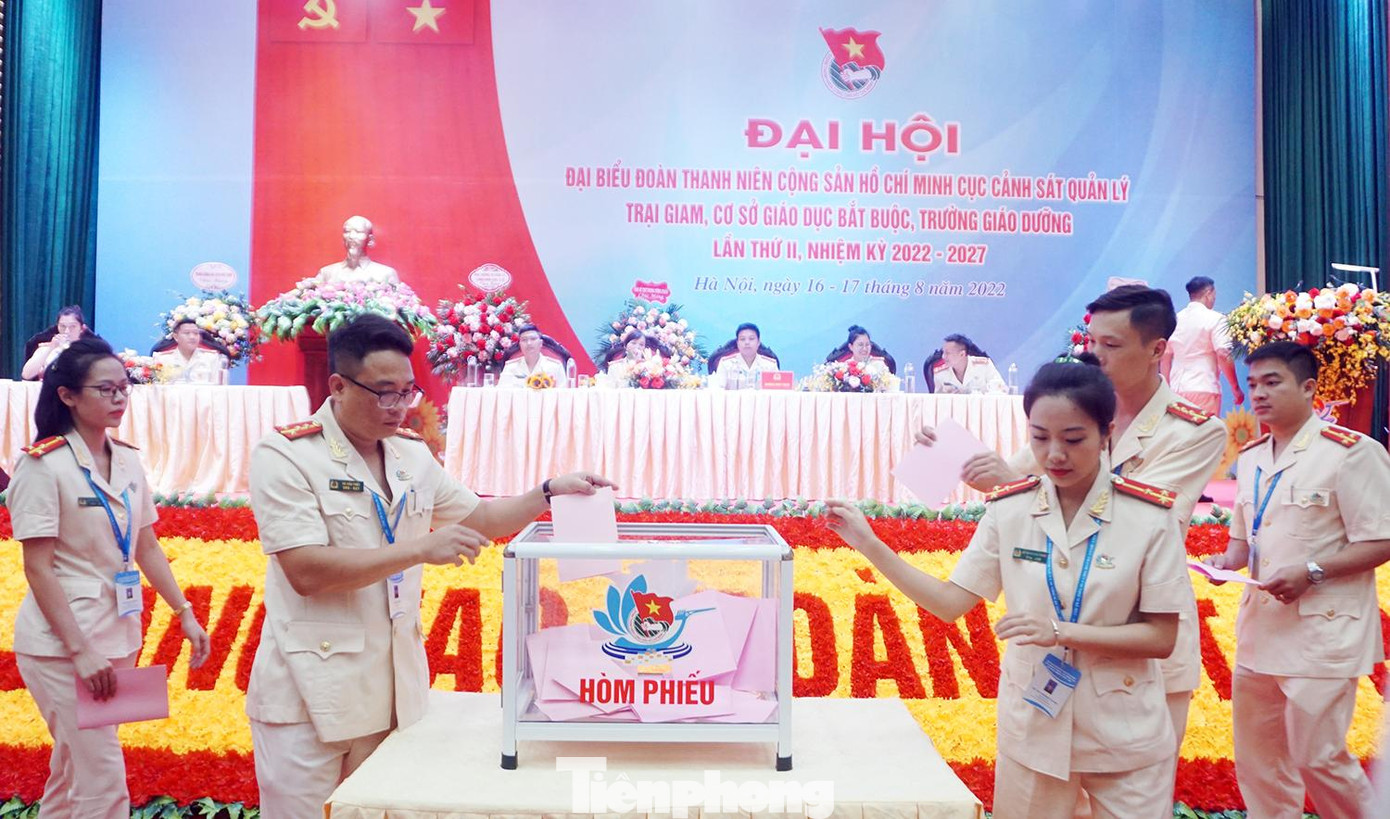 Đại biểu tham dự đại hội bầu ra 37 đại biểu chính thức và 4 đại biểu dự khuyết tham dự Đại hội đại biểu Đoàn Thanh niên Bộ Công an lần thứ XXII. Đại biểu tham dự đại hội bầu ra 37 đại biểu chính thức và 4 đại biểu dự khuyết tham dự Đại hội đại biểu Đoàn Thanh niên Bộ Công an lần thứ XXII.