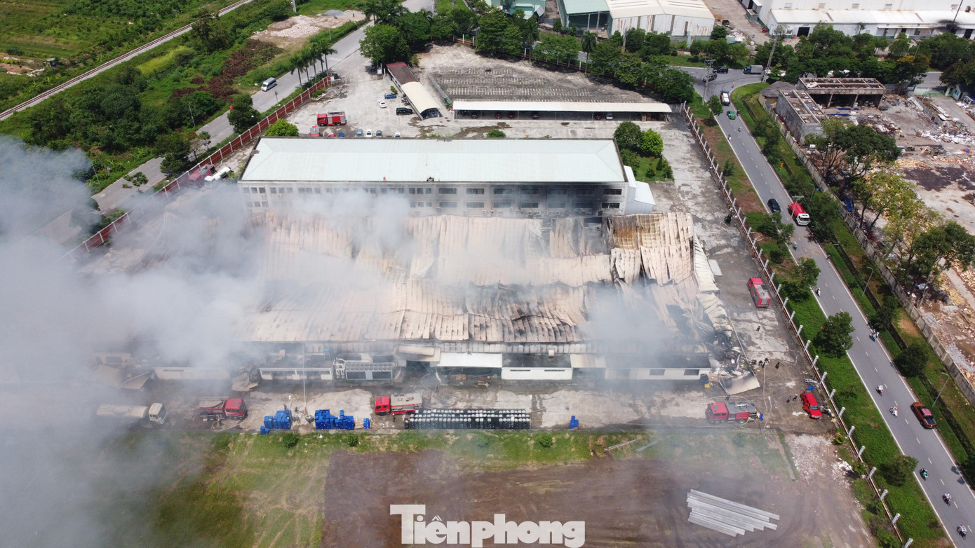 Ghi nhận của phóng viên lúc 11h cùng ngày, nhiều xe cứu hoả có mặt tại khu vực nhà xưởng xảy ra hoả hoạn, lực lượng PCCC tiếp tục dập tàn không để lửa bùng phát trở lại.