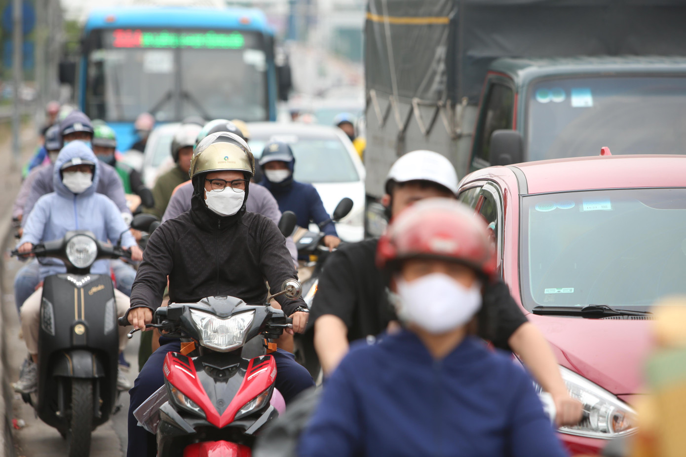 Xe máy, ô tô di chuyển chậm. Xe máy, ô tô di chuyển chậm.