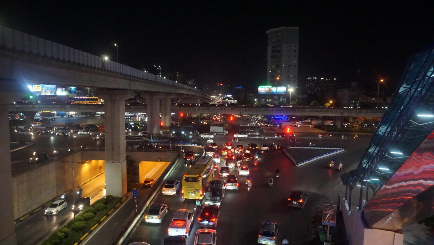 Phía dưới đường Nguyễn Trãi phương tiện khá đông lúc 21h30. Phía dưới đường Nguyễn Trãi phương tiện khá đông lúc 21h30.