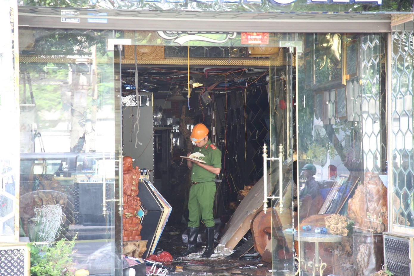 Cảnh sát ghi chép thông tin vụ cháy lúc hơn 14h ngày 2/8. Ảnh: Thanh Hà