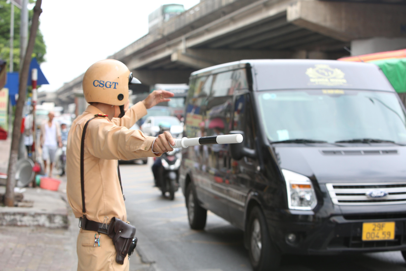 Lực lượng CSGT ứng trực trên đường Giải Phóng chiều 31/8. Lực lượng CSGT ứng trực trên đường Giải Phóng chiều 31/8.