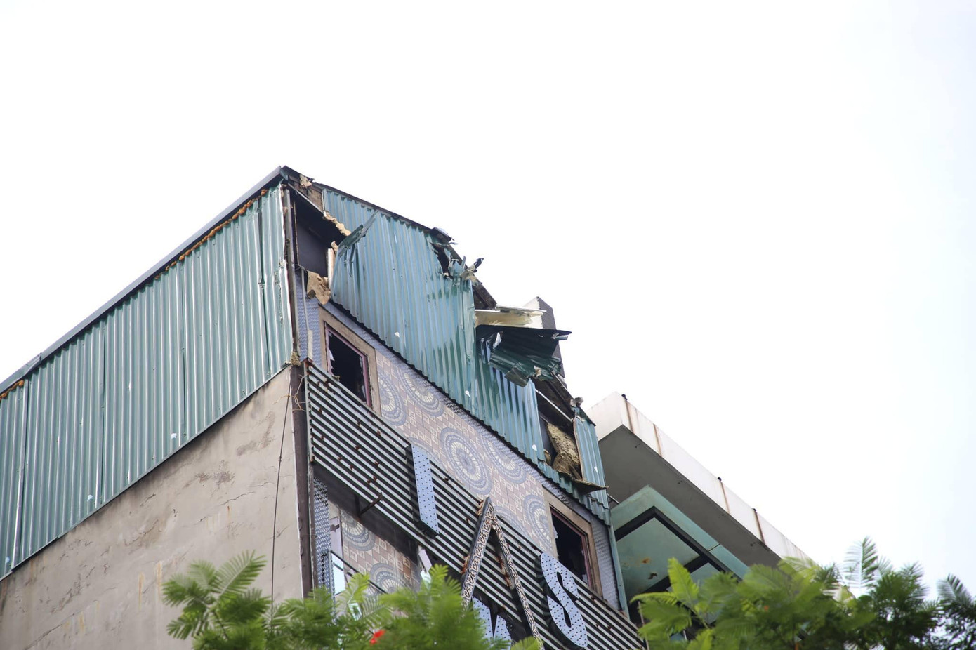 Tầng tum quán karaoke 231 Quan Hoa quây kín bằng tôn.