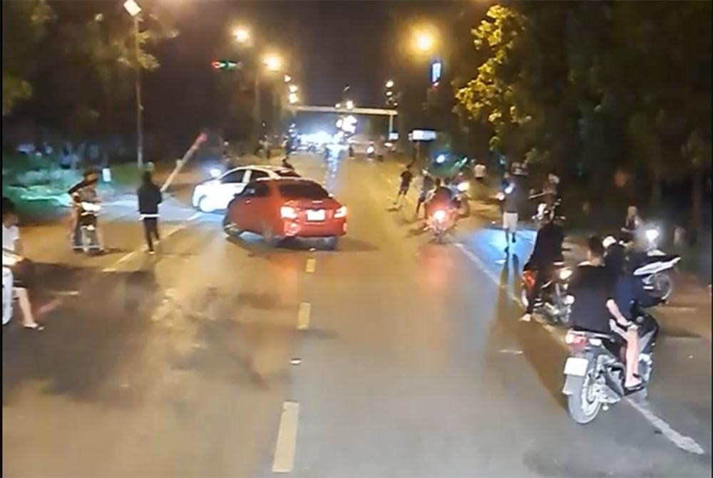 Các đối tượng đuổi đánh nhau gây náo loạn đường phố.