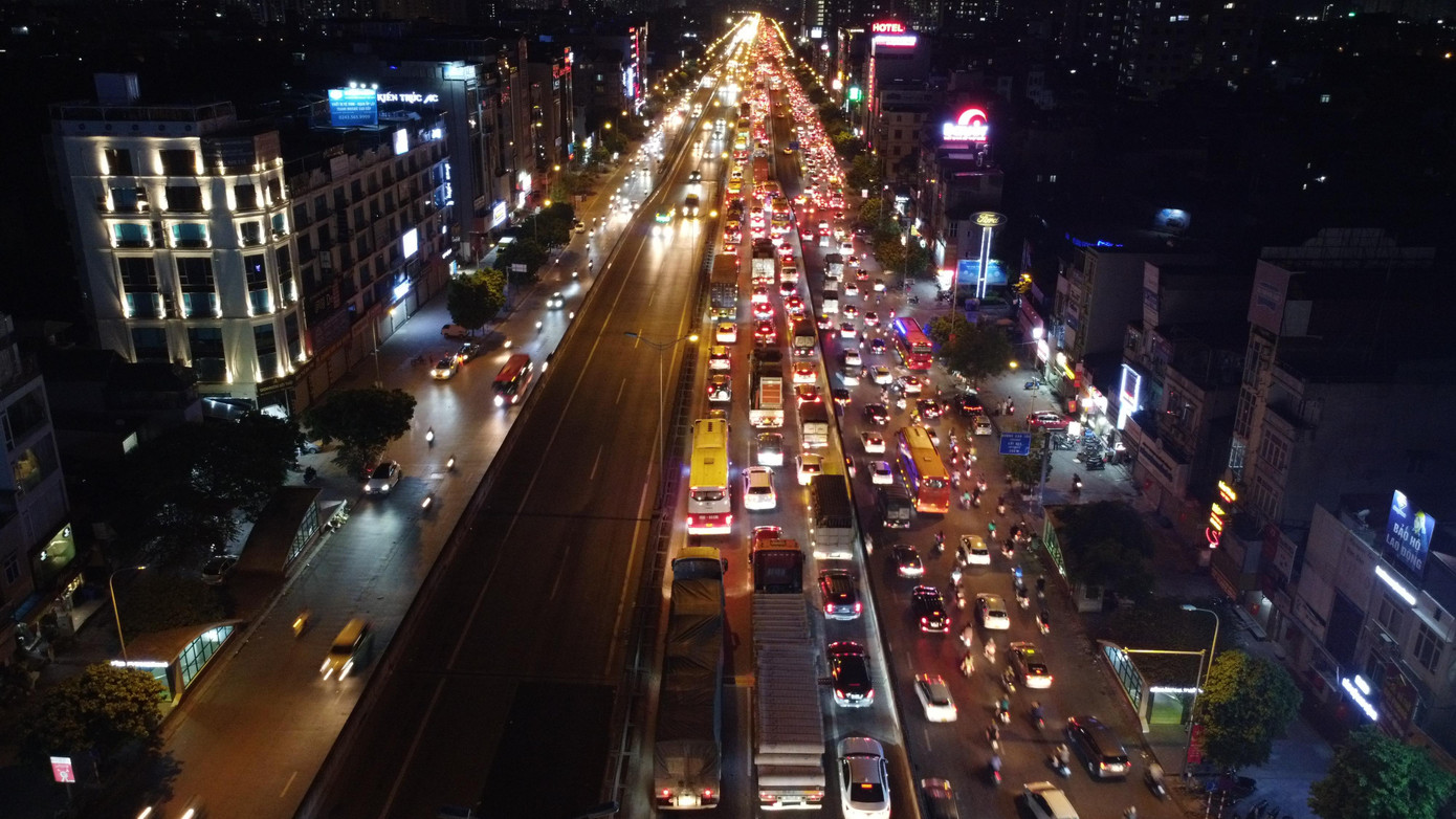 Ghi nhận của phóng viên, quãng đường bị ùn dài khoảng 7-8km hướng đi cầu Thanh Trì. Ghi nhận của phóng viên, quãng đường bị ùn dài khoảng 7-8km hướng đi cầu Thanh Trì.