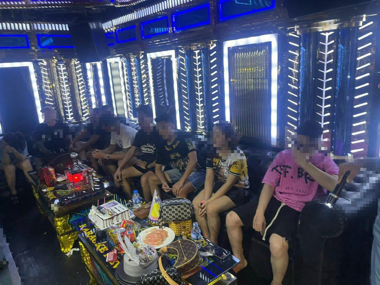 Nhóm dân chơi tụ tập sử dụng ma túy trong quán karaoke.