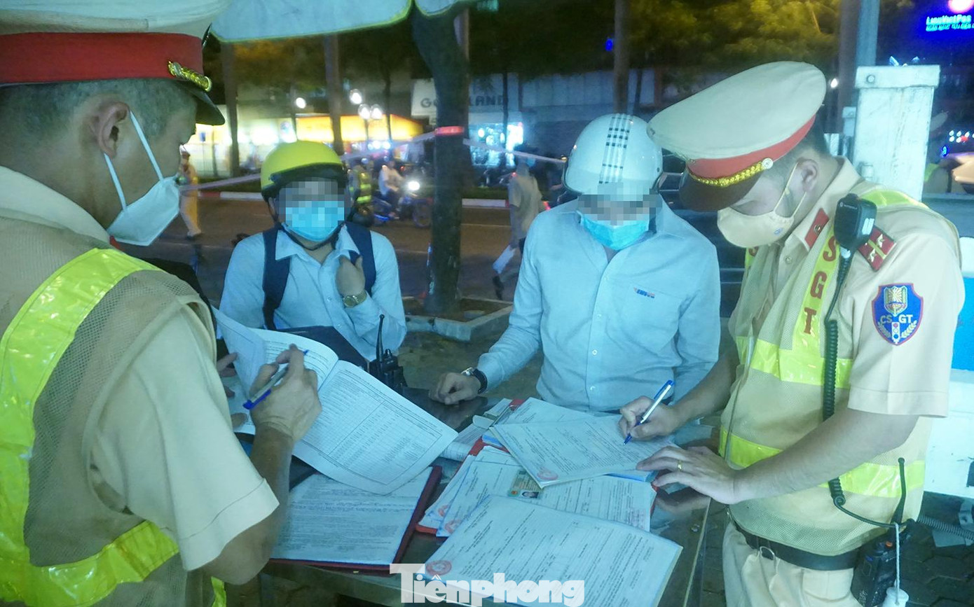 2 tài xế xe máy vi phạm nồng độ cồn ở mức cao bị phát hiện.