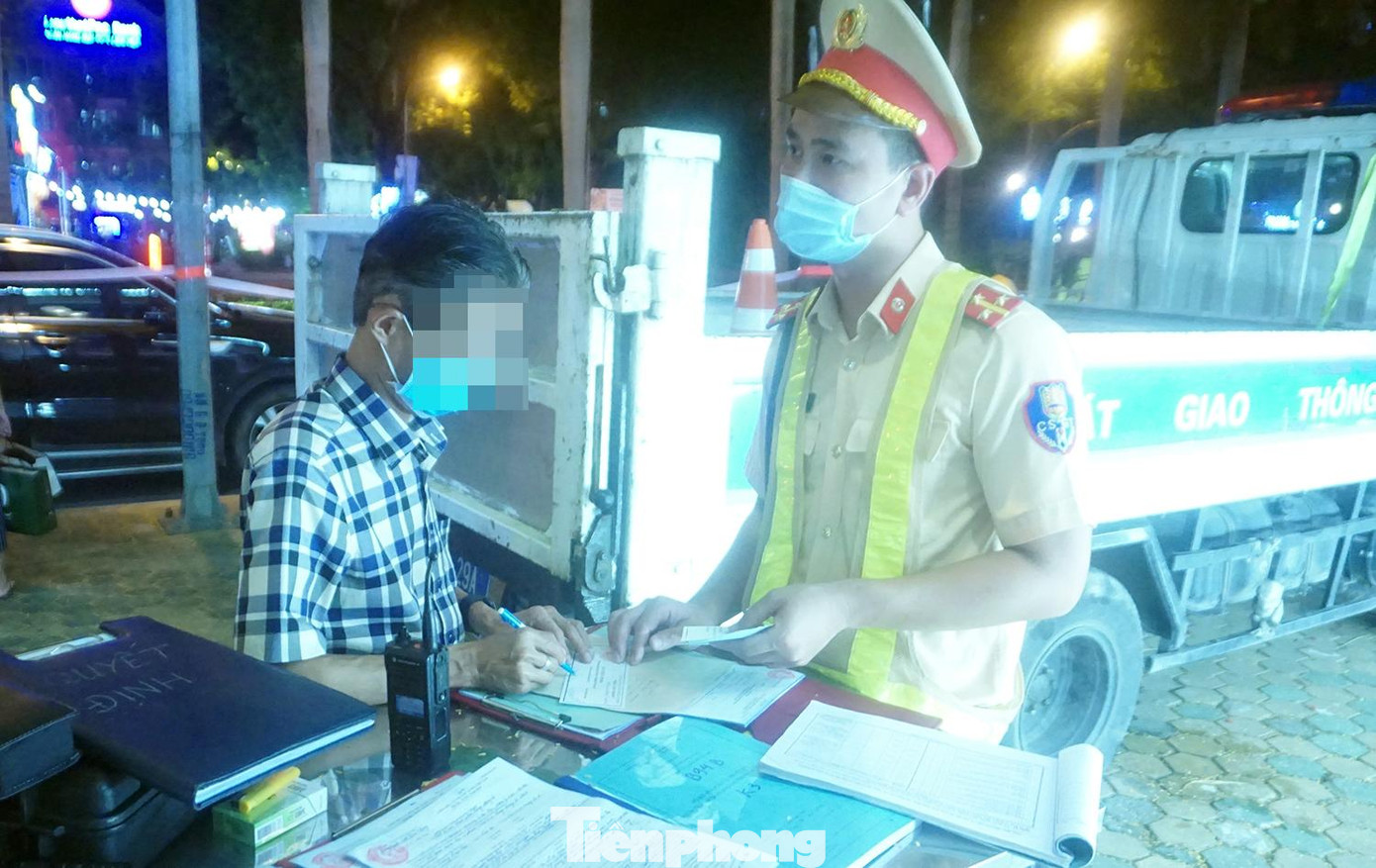 Tổ công tác lập biên bản vi phạm.