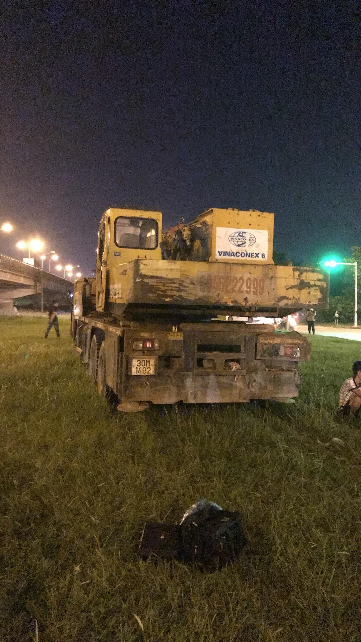 Xe cẩu tự hành lao lên bãi cỏ sau khi đâm hàng loạt phương tiện. Xe cẩu tự hành lao lên bãi cỏ sau khi đâm hàng loạt phương tiện.