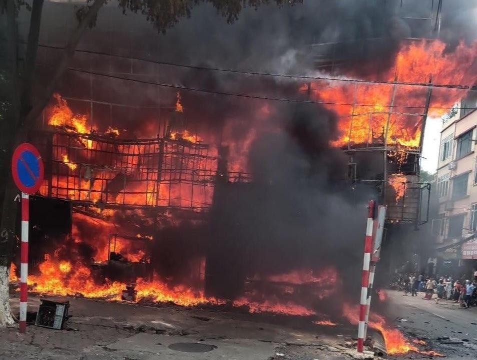 Ngọn lửa bùng lên dữ dội tại cửa hàng số 1 Trần Bình.