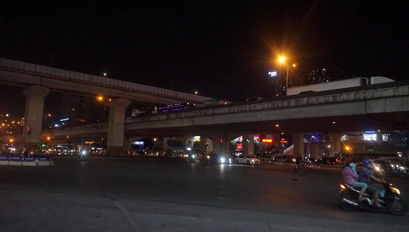 Nhiều xe khách tấp nập chạy vào ban đêm chở người ra khỏi thành phố. Nhiều xe khách tấp nập chạy vào ban đêm chở người ra khỏi thành phố.