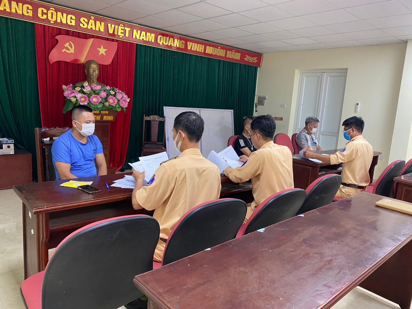 Cán bộ CSGT làm việc với tài xế xe khách.