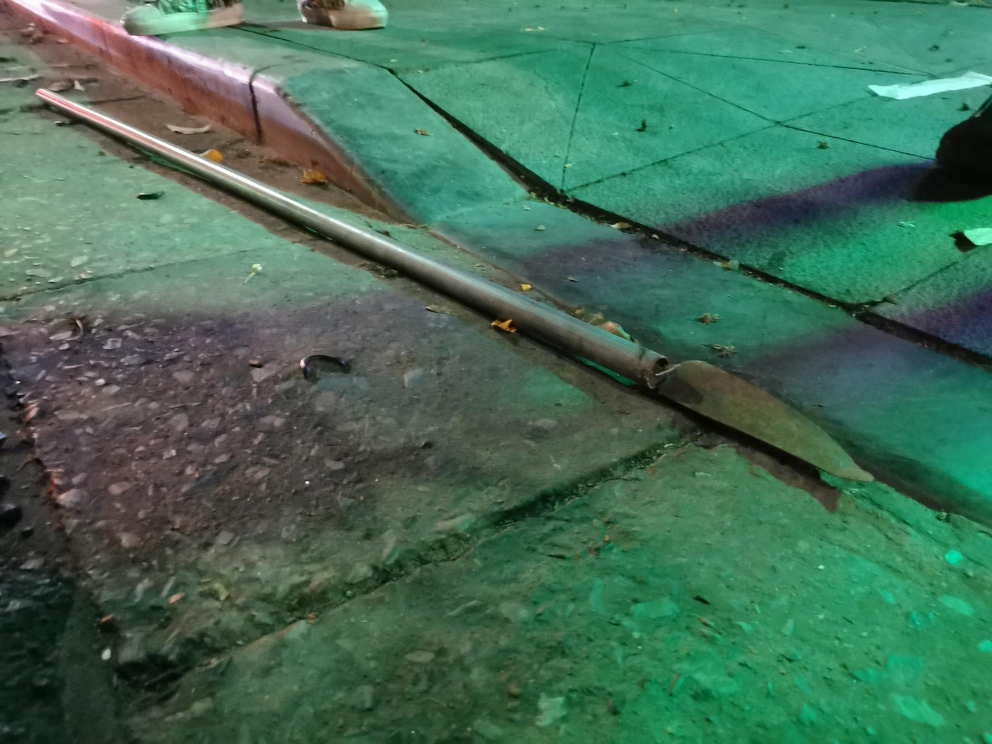 Một số đối tượng vứt bỏ "phóng lợn" để bỏ chạy khi gặp tổ công tác. Một số đối tượng vứt bỏ "phóng lợn" để bỏ chạy khi gặp tổ công tác.