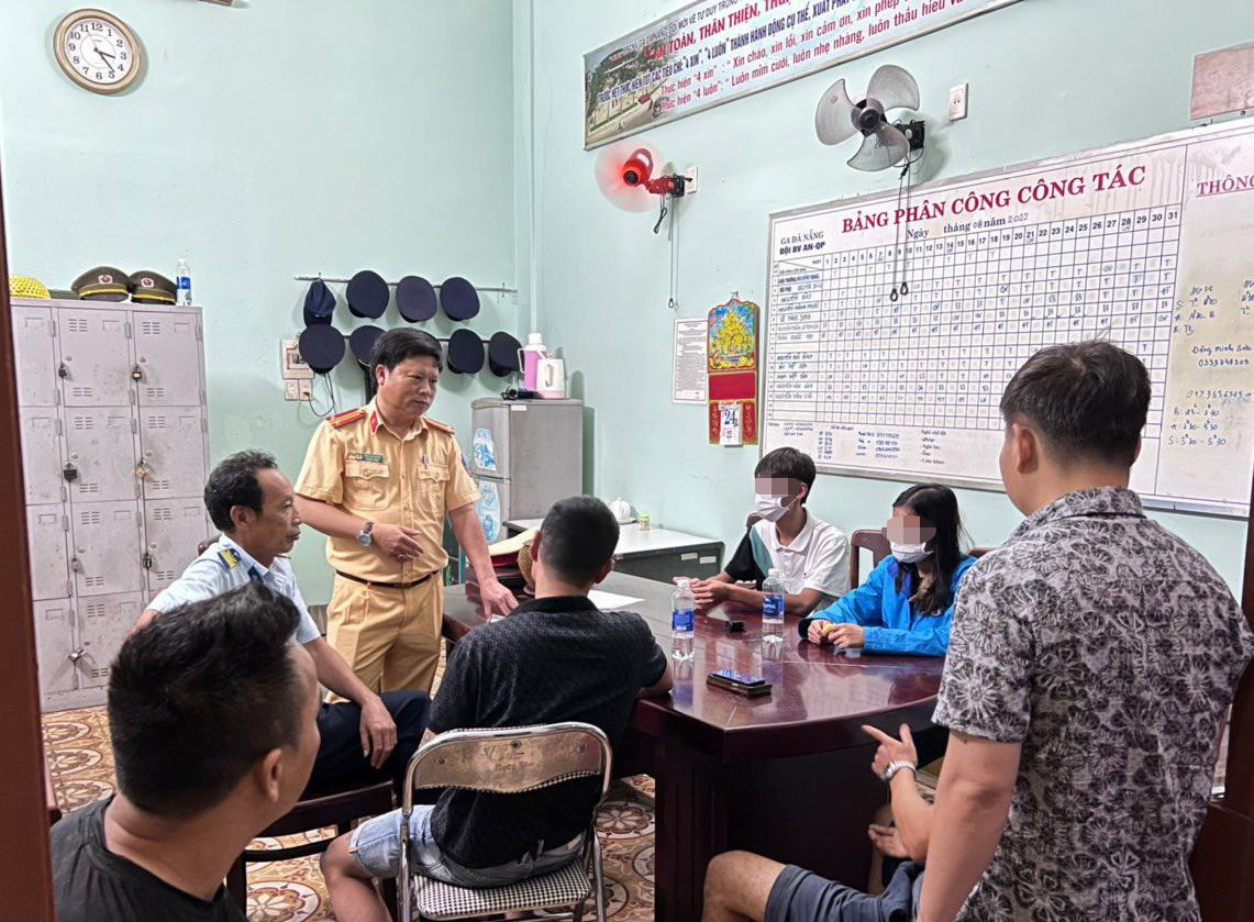 Hai thanh niên được đưa về trụ sở làm việc.